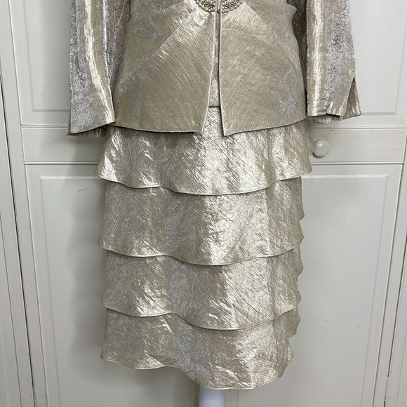 Jessica Howard 2Pc Champagne Satin Hammered Tiered Dress & Blazer Sz 16 Sheath - Picture 3 of 16